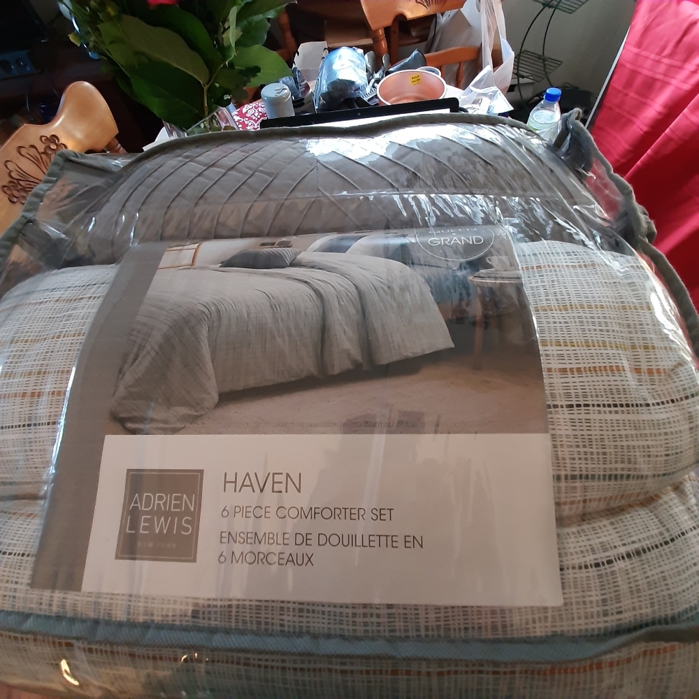 Bedding (Queen Set ) - Picture 2 of 9